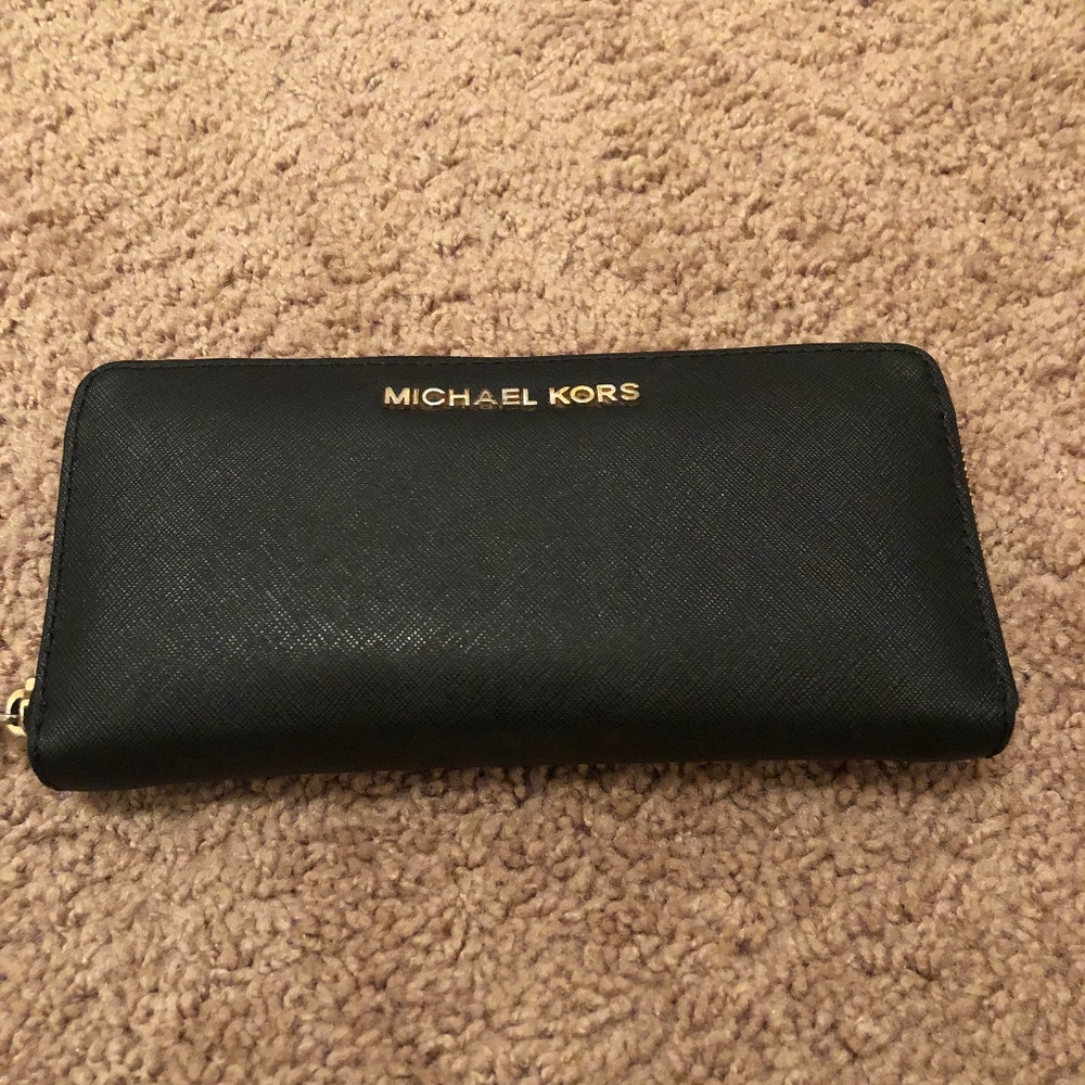 Michael Kors Zip Around Wallet
